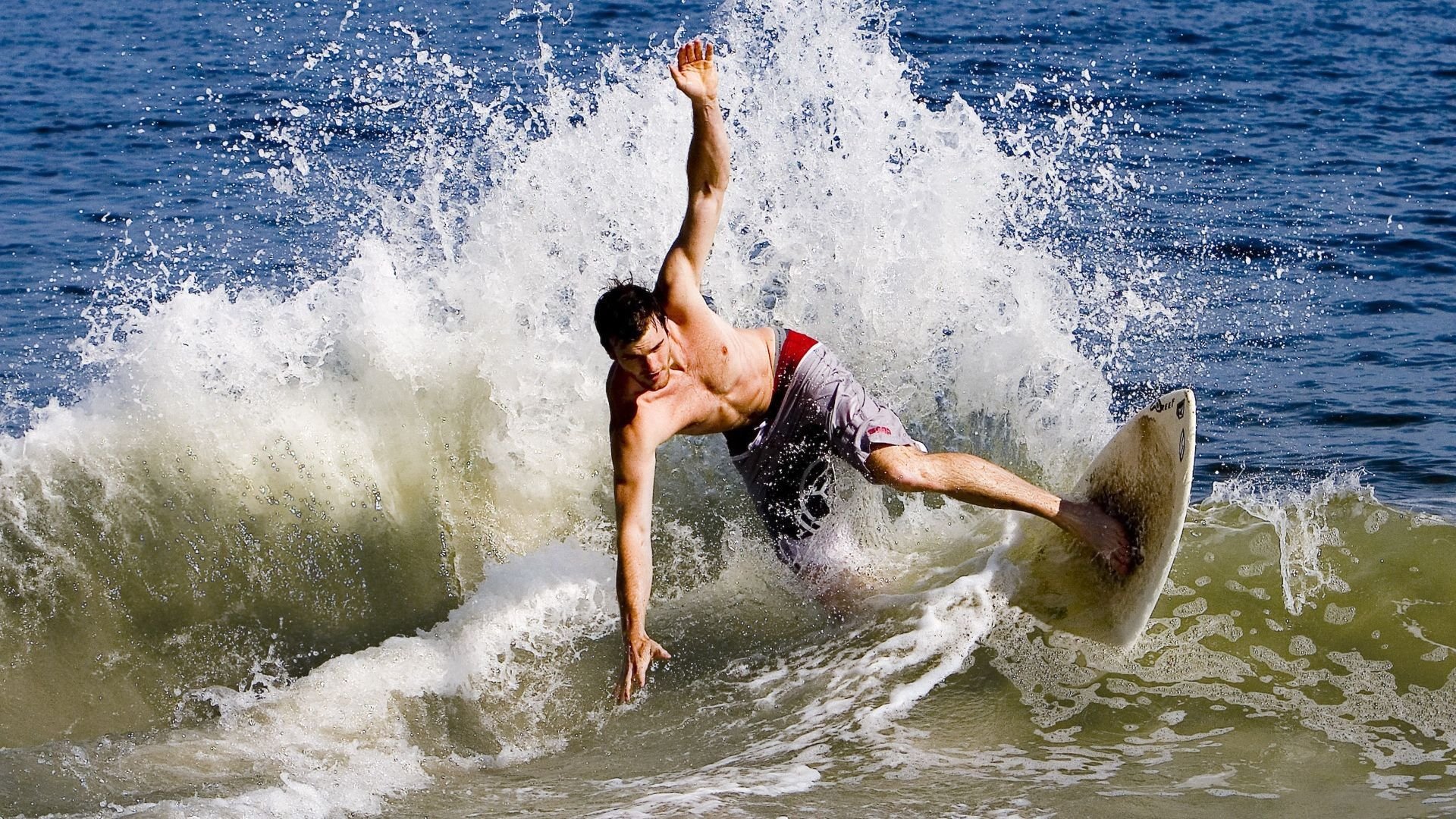 斯通斯化身进攻灯塔,西班牙用非典型胜利照亮战术革命之路